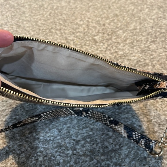 New INC snake skin pattern shoulder bag with gold chain accent - Picture 4 of 6